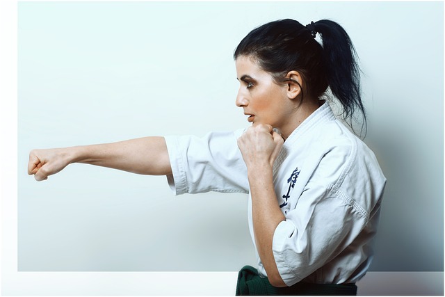 Descubre los beneficios de entrenar karate en un gimnasio
